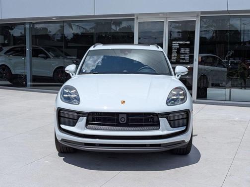 Carrara White Metallic 2026 Porsche Macan Macan