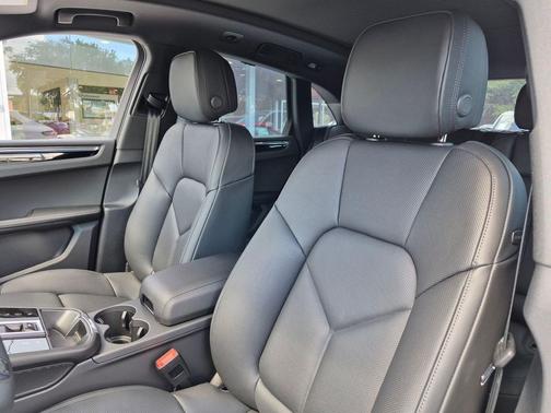 Carrara White Metallic 2026 Porsche Macan Macan