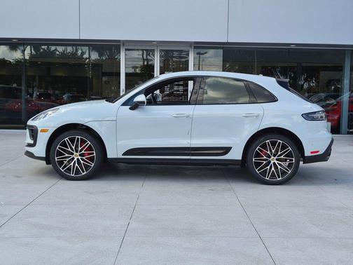 Carrara White Metallic 2026 Porsche Macan Macan