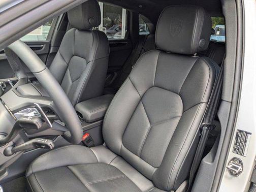 2025 Porsche Macan AWD