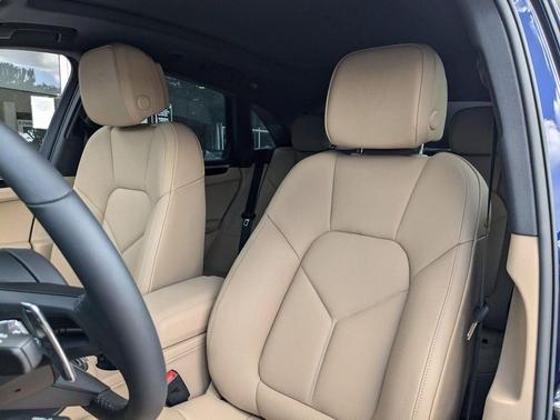 Gentian Blue Metallic 2025 Porsche Macan Macan