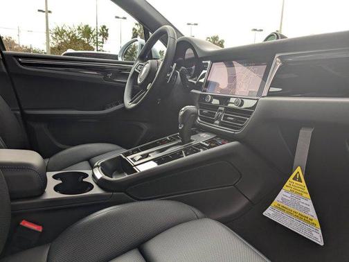 2025 Porsche Macan AWD