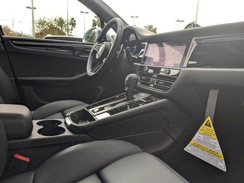 2025 Porsche Macan AWD