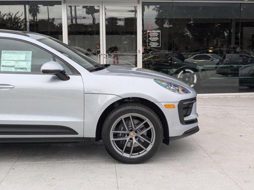 2025 Porsche Macan AWD