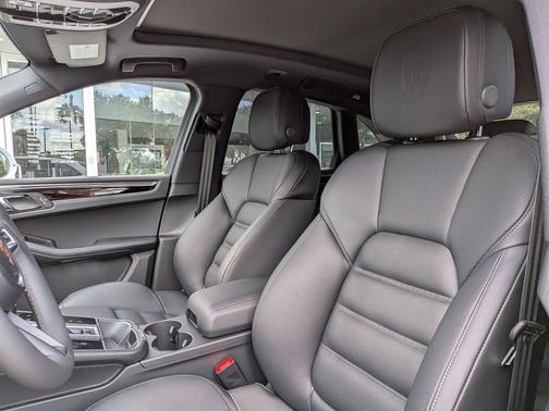 Carrara White Metallic 2026 Porsche Macan Macan