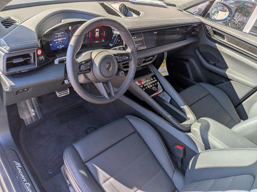 2025 Porsche Macan Turbo