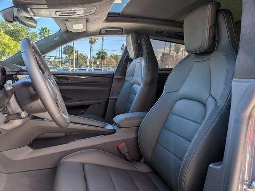 2025 Porsche Macan Turbo