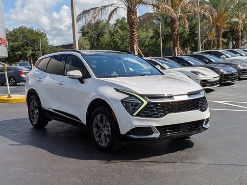 Glacial White Pearl 2024 Kia Sportage SX