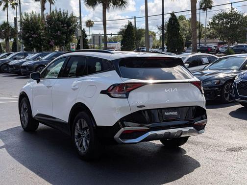 Glacial White Pearl 2024 Kia Sportage SX