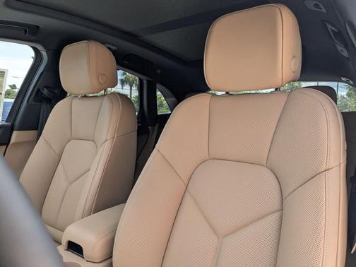 Gentian Blue Metallic 2026 Porsche Macan Macan