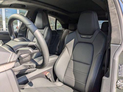 2024 Porsche Macan Turbo