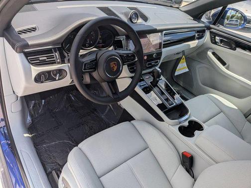 Gentian Blue Metallic 2026 Porsche Macan Macan