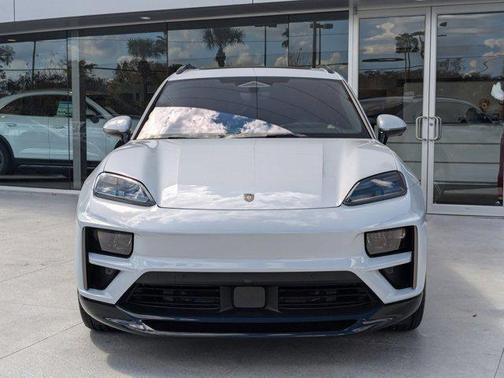 2025 Porsche Macan Turbo