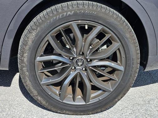 Grigio Maratea Metallic 2024 Maserati Levante GT Ultima