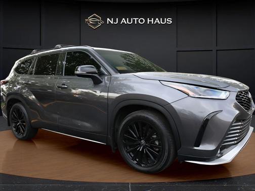 Magnetic Gray Metallic 2024 Toyota Highlander XSE