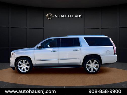 Radiant Silver Metallic 2018 Cadillac Escalade ESV Luxury
