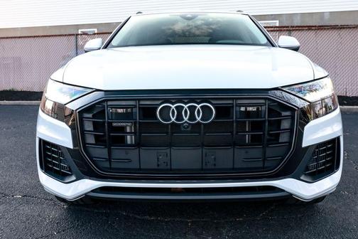 Glacier White Metallic 2023 Audi Q8 55 Premium