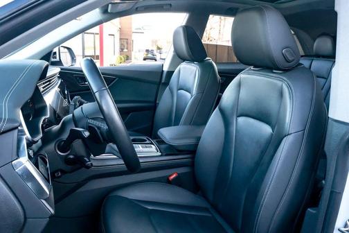 Glacier White Metallic 2023 Audi Q8 55 Premium