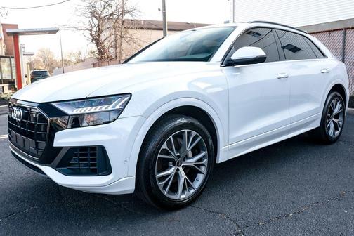 Glacier White Metallic 2023 Audi Q8 55 Premium