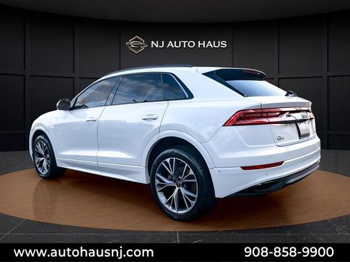 Glacier White Metallic 2023 Audi Q8 55 Premium
