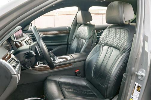 Bemina Gray Amber Effect 2020 BMW 750 i xDrive