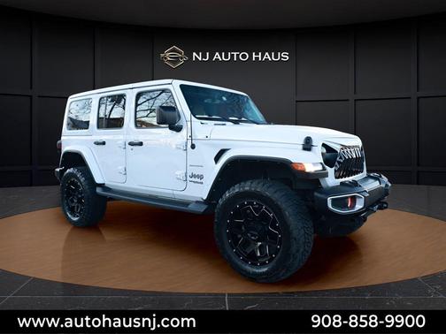 Bright White Clearcoat 2022 Jeep Wrangler Unlimited Sahara
