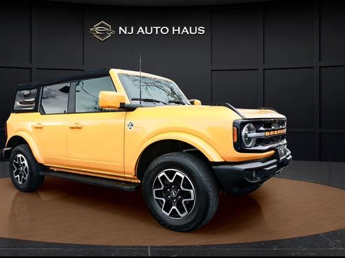 Cyber Orange Metallic Tricoat 2022 Ford Bronco Outer Banks