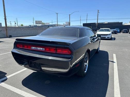 Brilliant Black 2010 Dodge Challenger SE