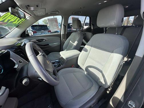 Pepperdust Metallic 2018 Chevrolet Traverse LT Cloth