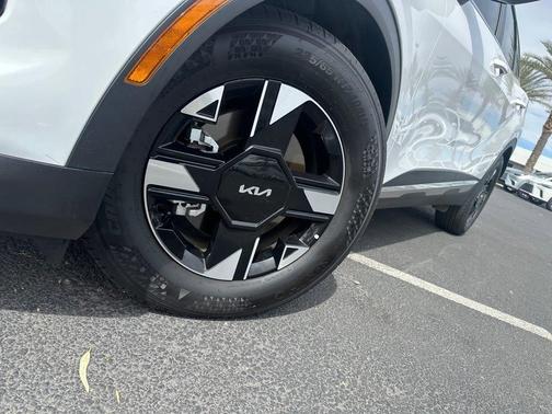 White Pearl 2026 Kia Sportage LX
