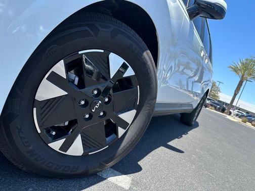 Snow White Pearl 2025 Kia Carnival Hybrid LXS
