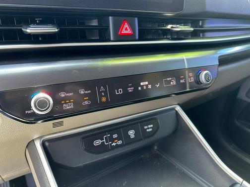 Snow White Pearl 2025 Kia Carnival Hybrid LXS