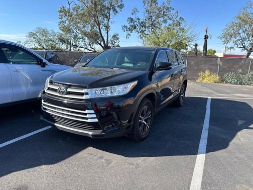 Midnight Black Metallic 2019 Toyota Highlander LE