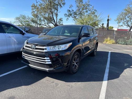 Midnight Black Metallic 2019 Toyota Highlander LE