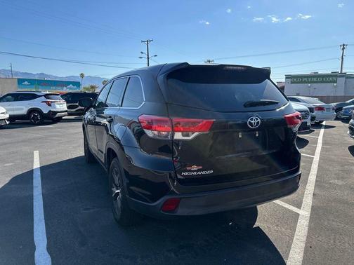 Midnight Black Metallic 2019 Toyota Highlander LE