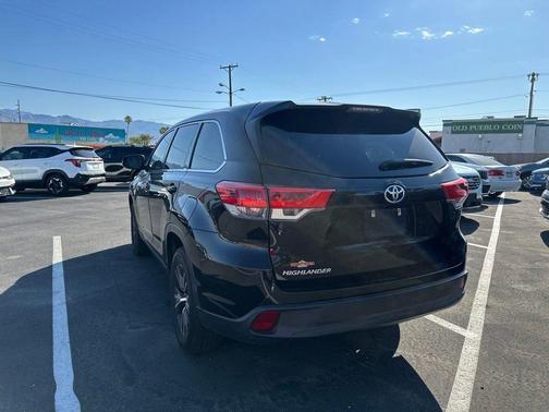 Midnight Black Metallic 2019 Toyota Highlander LE