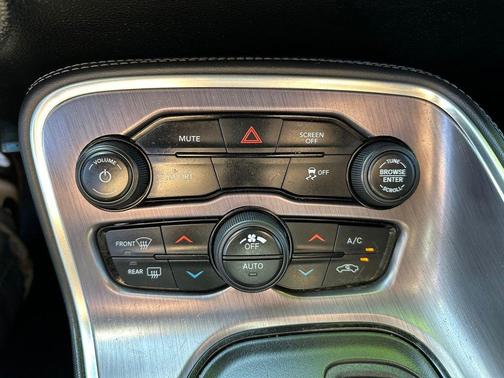 White 2018 Dodge Challenger SXT