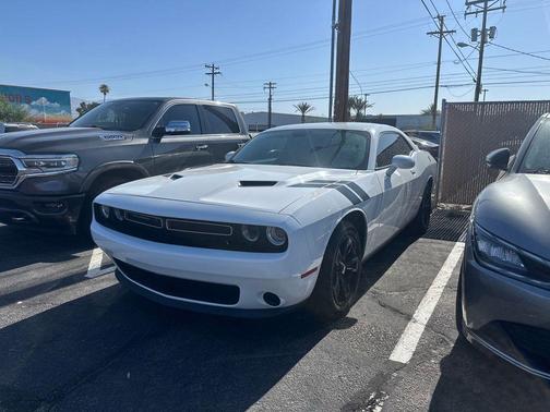 White 2018 Dodge Challenger SXT