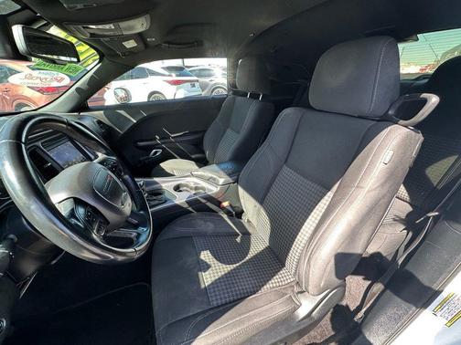 White 2018 Dodge Challenger SXT