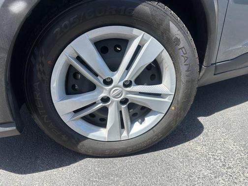 Gun Metallic 2024 Nissan Kicks S