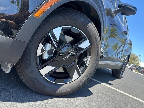 Ebony Black 2026 Kia Sportage LX