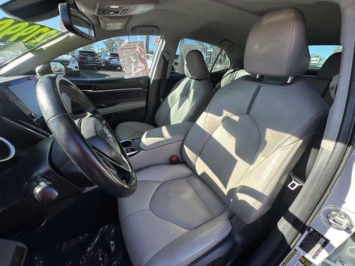 Pearl 2022 Toyota Camry Hybrid XLE