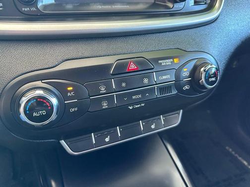 Red 2018 Kia Sorento LX
