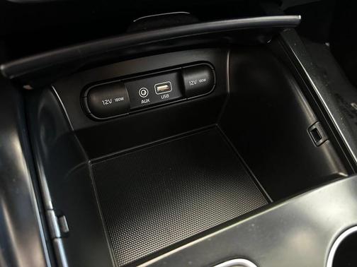 Red 2018 Kia Sorento LX