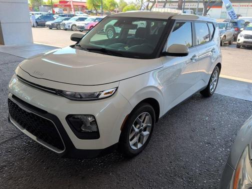 Snow White Pearl 2022 Kia Soul LX