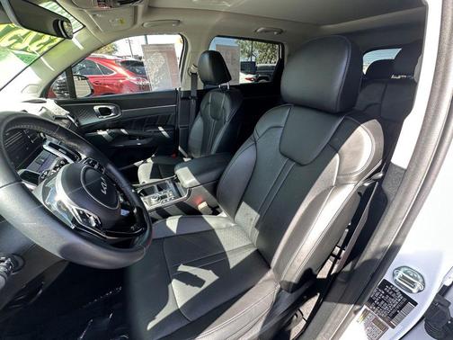 White Pearl 2023 Kia Sorento SX