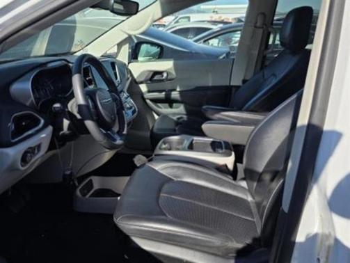 2024 Chrysler Pacifica Touring-L