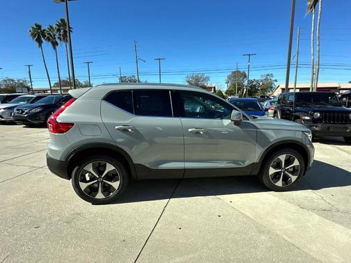 2025 Volvo XC40 B5 Core Bright Theme