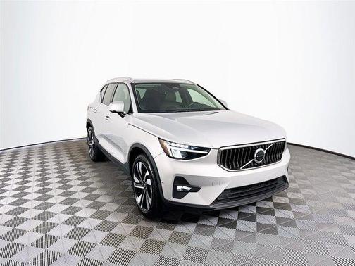 2023 Volvo XC40 B5 Plus Bright Theme