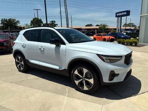 2025 Volvo XC40 B5 Plus Dark Theme